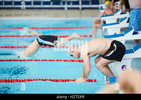 Reife Schwimmer an Wavertree Sportpark in Liverpool Stockfoto