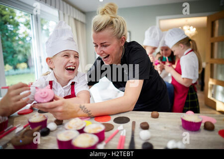 auf dem Bauernhof Tiergesichtern Tasse Kuchen backen macht Spaß kochen junge Kinder Kinder Jugendliche Kind Kleinkinder Jugendliche kleine Kinder Stockfoto