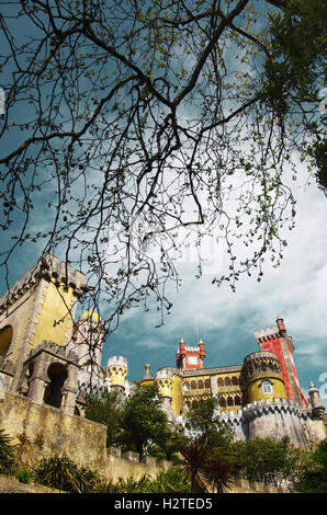 Blick auf den Pena-Palast im Nationalpark Sintra, Portugal Stockfoto