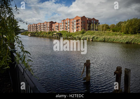 Walton sperrt Warrington Schifffahrtskanal Apartments im Lager Stil an den Ufern des Flusses Manchester Ship Canal Wasserstraße ind Stockfoto