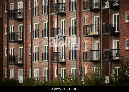 Walton sperrt Warrington Schifffahrtskanal Apartments im Lager Stil an den Ufern des Flusses Manchester Ship Canal Wasserstraße ind Stockfoto