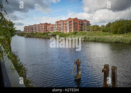 Walton sperrt Warrington Schifffahrtskanal Apartments im Lager Stil an den Ufern des Flusses Manchester Ship Canal Wasserstraße ind Stockfoto