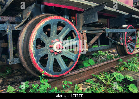 Vintage-Lokomotive steht auf den Schienen Stockfoto