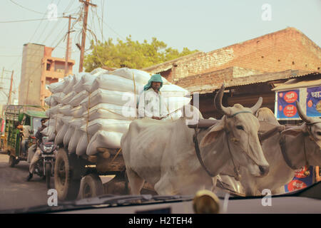 Delhi, Indien, 18. Oktober 2011: Verkehr auf der Straße Stockfoto