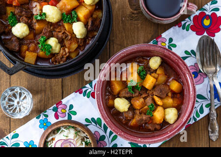 Ungarisches Gulasch Suppe Bograch close-up auf dem Tisch. horizontale Stockfoto
