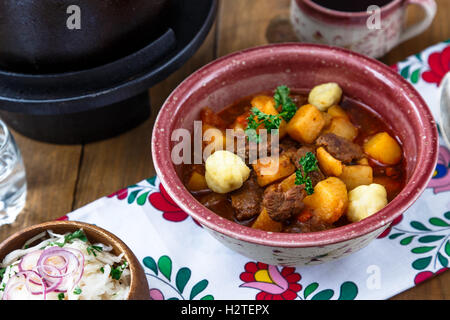 Bograch-Gulasch in Keramikplatte. Traditionelle ungarische Gerichte. Stockfoto