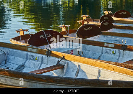 Weiße Boote vertäut am Fluss Avon im Herzen von Stratford-upon-Avon Stockfoto