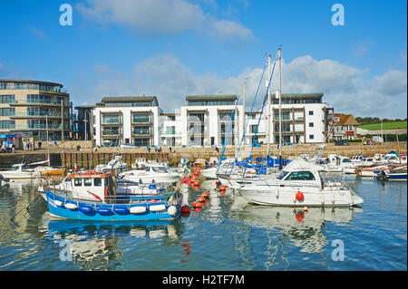 West Bay in Dorset ist ein kleiner Hafen hier mit einer Mischung aus Arbeiten angeln Boote gesehen. Der kleine Hafen von zentraler Bedeutung war die Serie Broadchurch. Stockfoto