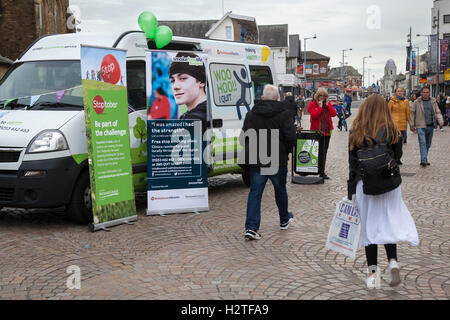 Stop Smoking Kampagne. Ein privates Unternehmen, Solutions4Health, hat den Blackpool Council beauftragt, die Zahl der Raucher im Resort zu reduzieren, was um 30 % viel höher ist als der britische Nationaldurchschnitt. Stoptober, ein Kampagnenausforderungsfahrzeug in St. John's Square, Blackpool, Großbritannien Stockfoto