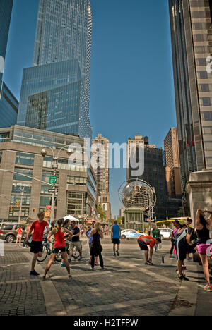 Menschen, die Fitness-Routine am Columbus Circle, New York Stockfoto