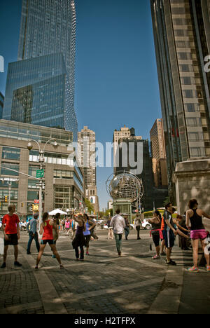 Menschen, die Fitness-Routine am Columbus Circle, New York Stockfoto