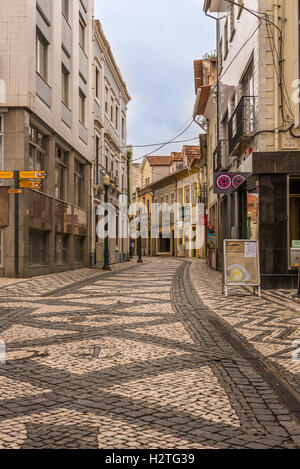 Aveiro, Portugal - 26. April 2014: Straßen und Fassaden von Aveiro, die portugiesische Venedig. Aveiro, Portugal. Stockfoto