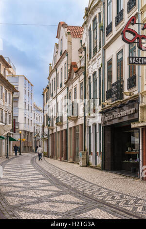 Aveiro, Portugal - 26. April 2014: Straßen und Fassaden von Aveiro, die portugiesische Venedig. Aveiro, Portugal. Stockfoto