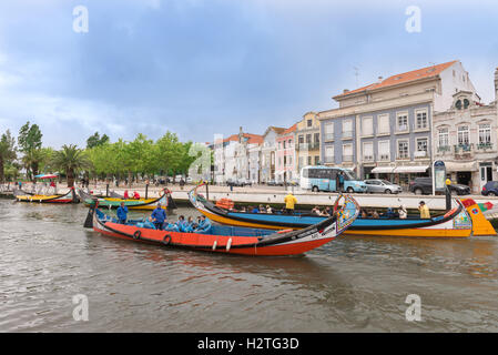 Aveiro, Portugal - 26. April 2014: Moliceiro Boot Segel entlang des zentralen Kanals in Aveiro, Portugal Stockfoto