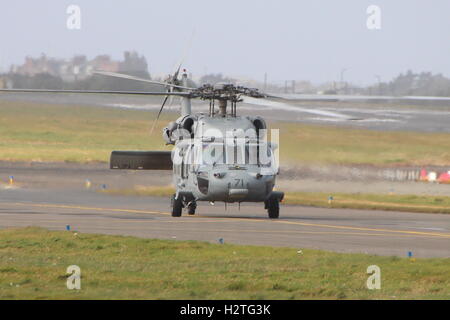 166324, ein Sikorsky MH-60 Seahawk (Knighthawk) der US Navy, Prestwick Flughafen während der Übung Joint Warrior 15-2. Stockfoto