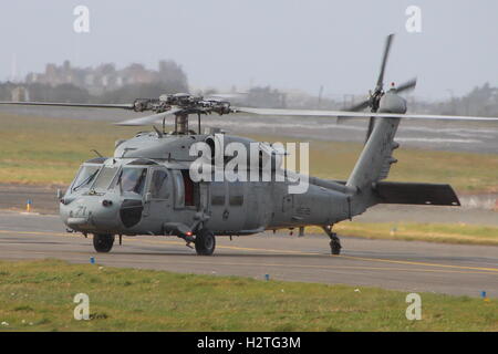 166324, ein Sikorsky MH-60 Seahawk (Knighthawk) der US Navy, Prestwick Flughafen während der Übung Joint Warrior 15-2. Stockfoto