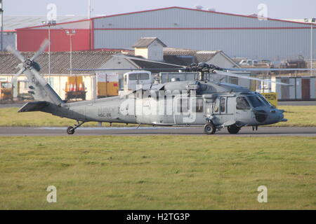 166324, ein Sikorsky MH-60 Seahawk (Knighthawk) der US Navy, Prestwick Flughafen während der Übung Joint Warrior 15-2. Stockfoto