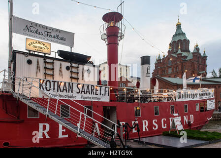 Restaurant im Feuerschiff in North-Port und orthodoxe Uspenski-Kathedrale, Helsinki, Finnland Stockfoto