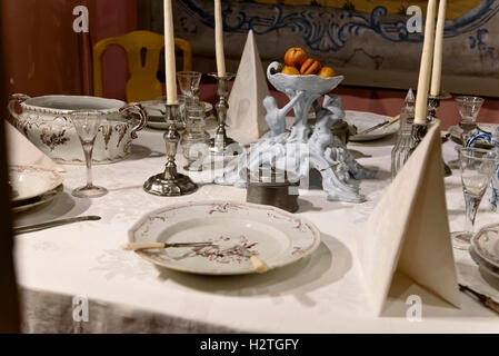 Geschirr im Nationalmuseum Suomen Kansallismuseo, Helsinki, Finnland Stockfoto