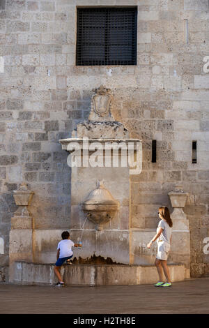 Typische Quelle platziert auf dem Platz der Kathedrale von San Julian junge füllen Wasserflasche in Cuenca, Spanien Stockfoto