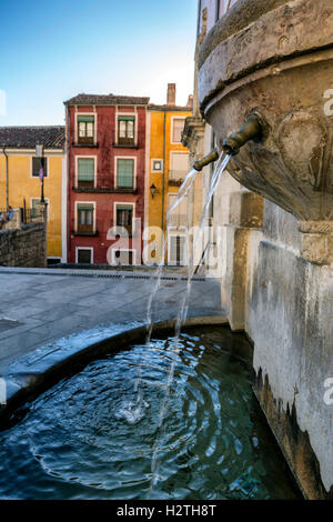 Typische Quelle platziert auf dem Platz der Kathedrale von San Julian in Cuenca, Spanien Stockfoto