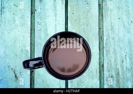 Schwarze Tasse Kaffee auf alten und verrostet aus Holz Hintergrund mit vertikalen Linien. Stockfoto