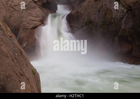 Roaring River Falls gezeigt im frühen Herbst im Kings Canyon National Park in Kalifornien. Stockfoto