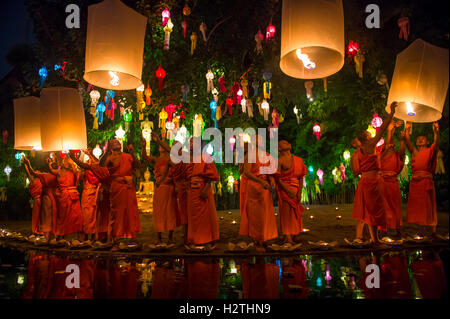 CHIANG MAI, THAILAND - 7. November 2014: Gruppen von jungen buddhistischen Mönchen starten Himmelslaternen bei Yee Peng Festival of Lights. Stockfoto
