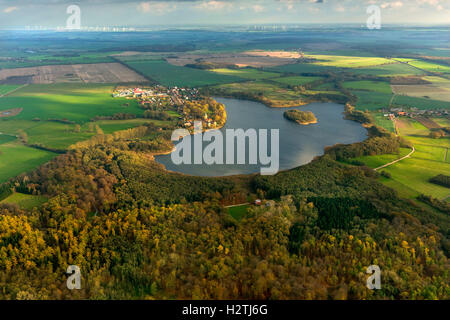Luftbild, Schloss Ivenack mit Burg, Kirche, Ivenacker Eichen, Oaktree Stavenhagen, Müritz Seenlandschaft, Stockfoto