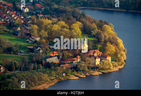 Luftbild, Schloss Ivenack mit Burg, Kirche, Ivenacker Eichen, Oaktree Stavenhagen, Müritz Seenlandschaft, Stockfoto
