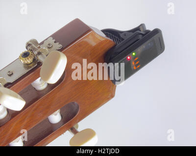 Die Kopfplatte der Gitarre mit installierten clip-on Tuner zeigt, dass die Hinweis e Stockfoto