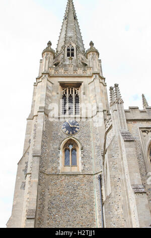 Turm und der Turm von der Pfarrei St. Marienkirche Jungfrau in Saffron Walden, Essex, England. Stockfoto