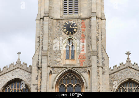 Oberen Teil der Kirche und Mittelteil der Turmspitze von der Pfarrei St. Marienkirche Jungfrau in Saffron Walden, England. Stockfoto