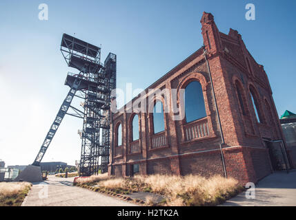 KATOWICE, Polen - 25. August 2016: Das moderne Gebäude des schlesischen Museums begleitet von einer Welle der ehemaligen Kohlengrube "Kato Stockfoto