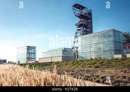 KATOWICE, Polen - 25. August 2016: Das moderne Gebäude des schlesischen Museums begleitet von einer Welle der ehemaligen Kohlengrube "Kato Stockfoto