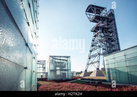 KATOWICE, Polen - 25. August 2016: Das moderne Gebäude des schlesischen Museums begleitet von einer Welle der ehemaligen Kohlengrube "Kato Stockfoto