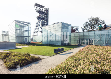 KATOWICE, Polen - 25. August 2016: Das moderne Gebäude des schlesischen Museums begleitet von einer Welle der ehemaligen Kohlengrube "Kato Stockfoto