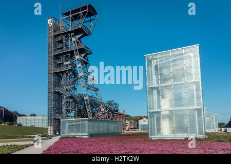 KATOWICE, Polen - 25. August 2016: Das moderne Gebäude des schlesischen Museums begleitet von einer Welle der ehemaligen Kohlengrube "Kato Stockfoto