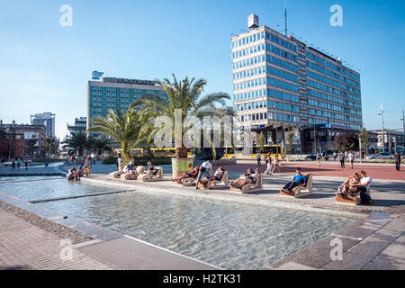 KATOWICE, Polen - 25. August 2016: Die vor kurzem bebaute Fläche im Zentrum Stadt für die Menschen am Wasser zu sitzen. Stockfoto