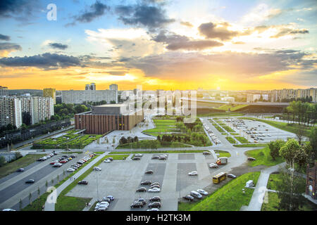 Erstaunlichen Sonnenuntergang über moderne Bezirk von Katowice Stockfoto