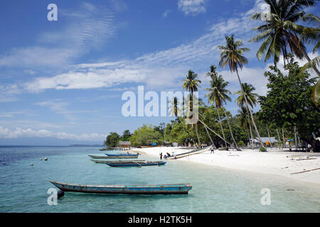 Sawandarek Dorf, Blick auf den Strand. Wagmab Insel in Dampier-Straße, Raja Ampat, Indonesien Stockfoto