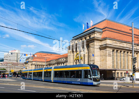 Straßenbahn vor dem Hauptbahnhof, einem der größten Bahnhöfe in Europa, Leipzig, Sachsen, Deutschland Stockfoto