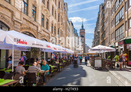 Leipzig, Deutschland. Straßencafés auf Nikolaistraße im Zentrum Stadt, mit Blick auf die Nikolaikirche (St. Nicholas Church), Leipzig, Sachsen, Deutschland Stockfoto