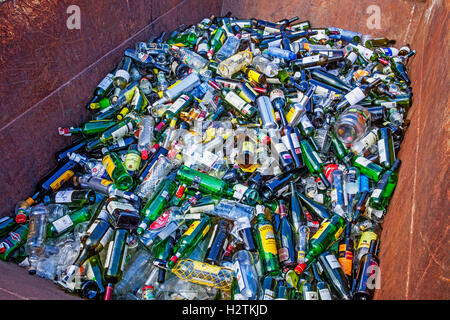 Glasflaschen Lagerung zu recyceln, recycling-center Stockfoto