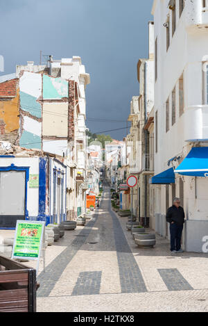 Nazare, Portugal - 24. April 2014: Straßenansicht von Nazare. Stadt der Urlaubsort an der Atlantikküste von Portugal Stockfoto