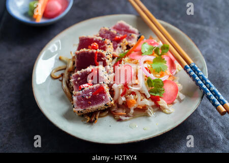 Sesam Kruste gebratener Thunfisch mit würzigen asiatischen Salat und eingelegte Radieschen Stockfoto