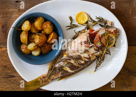 Red Snapper mit Rosmarin Bratkartoffeln Braten Stockfoto