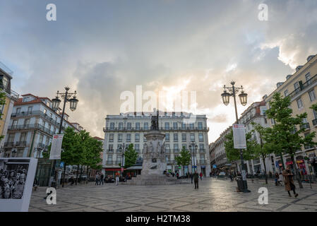 Lissabon, Portugal - 22. April 2014: Ansicht von Luis de Camoes Square befindet sich in der Nähe von Chiado und Bairro Alto Viertel Stockfoto