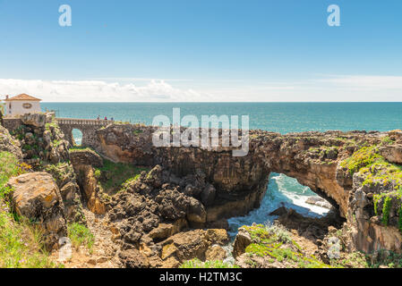 Cascais, Portugal - 22. April 2014: Die Hölle Mund Abgrund befindet sich in Cascais. Es befindet sich am Meer Klippen in der Nähe von Lisb Stockfoto