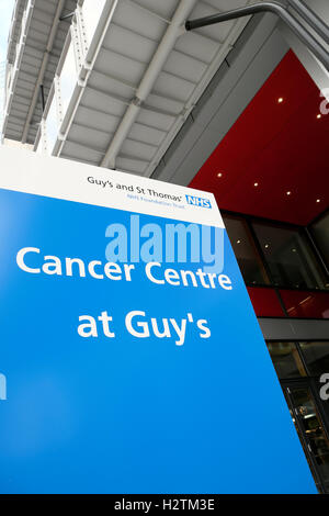 Cancer Center am Guy's Hospital Schild am Eingang des neuen Krankenhauses in Southwark, South London, England, UK KATHY DEWITT Stockfoto